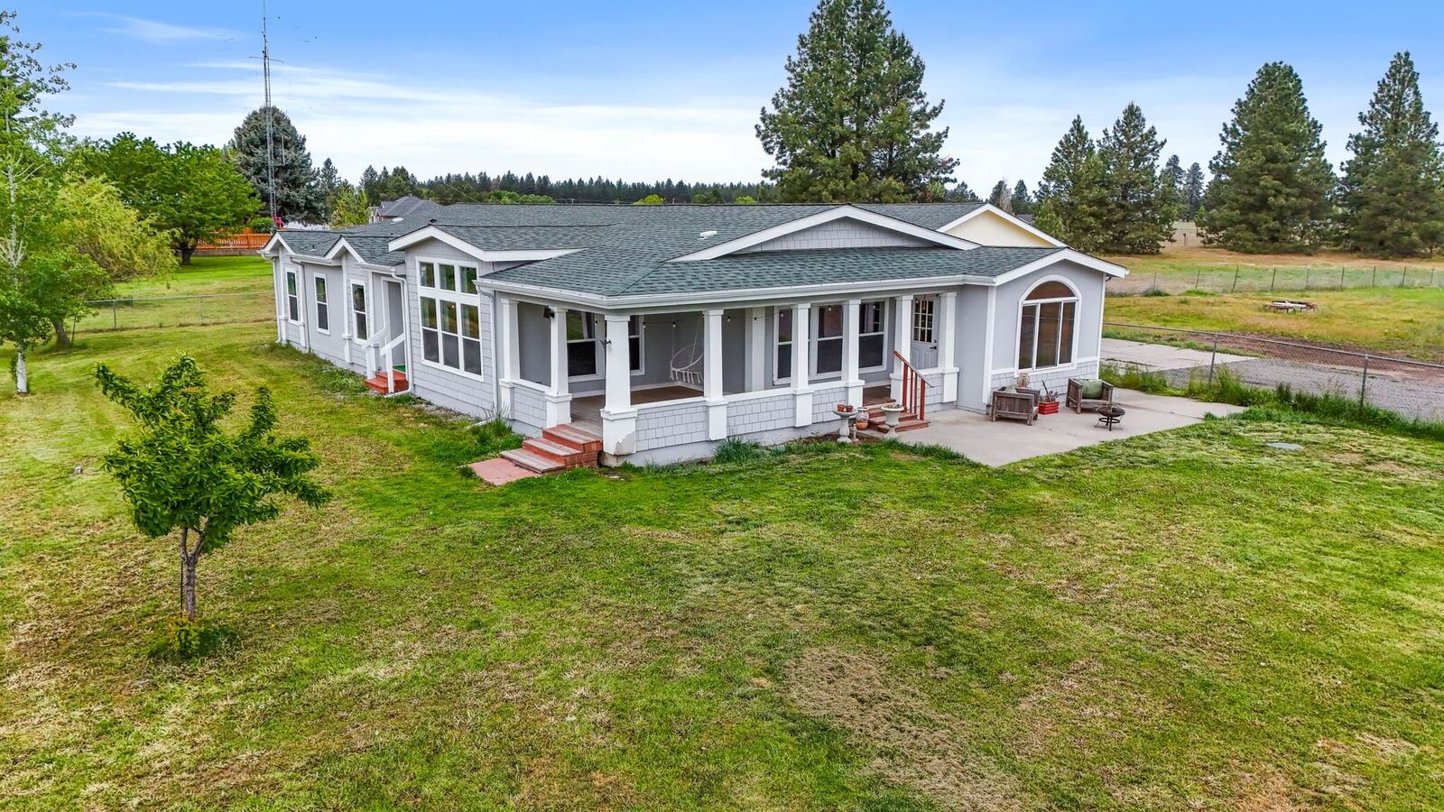 Property Photo: 1028 W Crestview Rd WA 99224