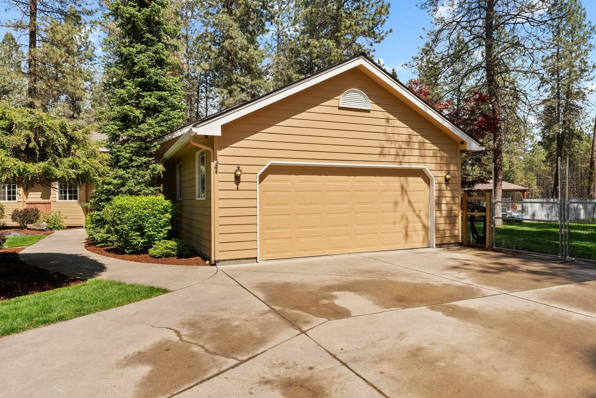 Property Photo:  17812 N Saddle Hill Dr  WA 99005 