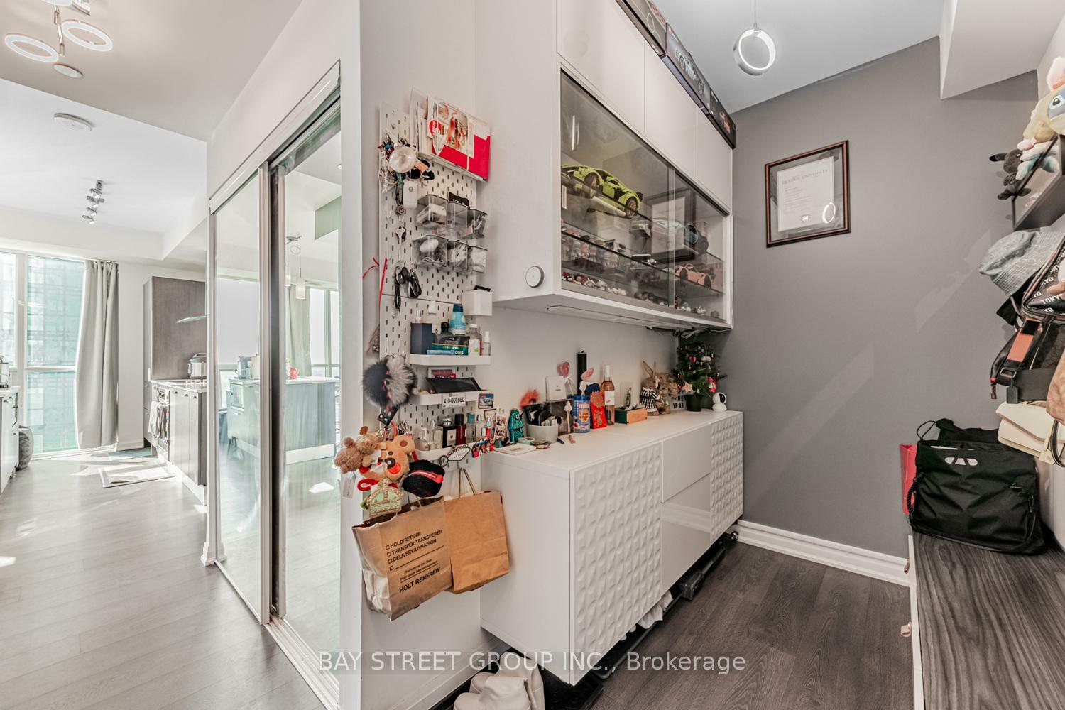 Property Photo: 9 Bogert Avenue 2503 ON M2N 0H3