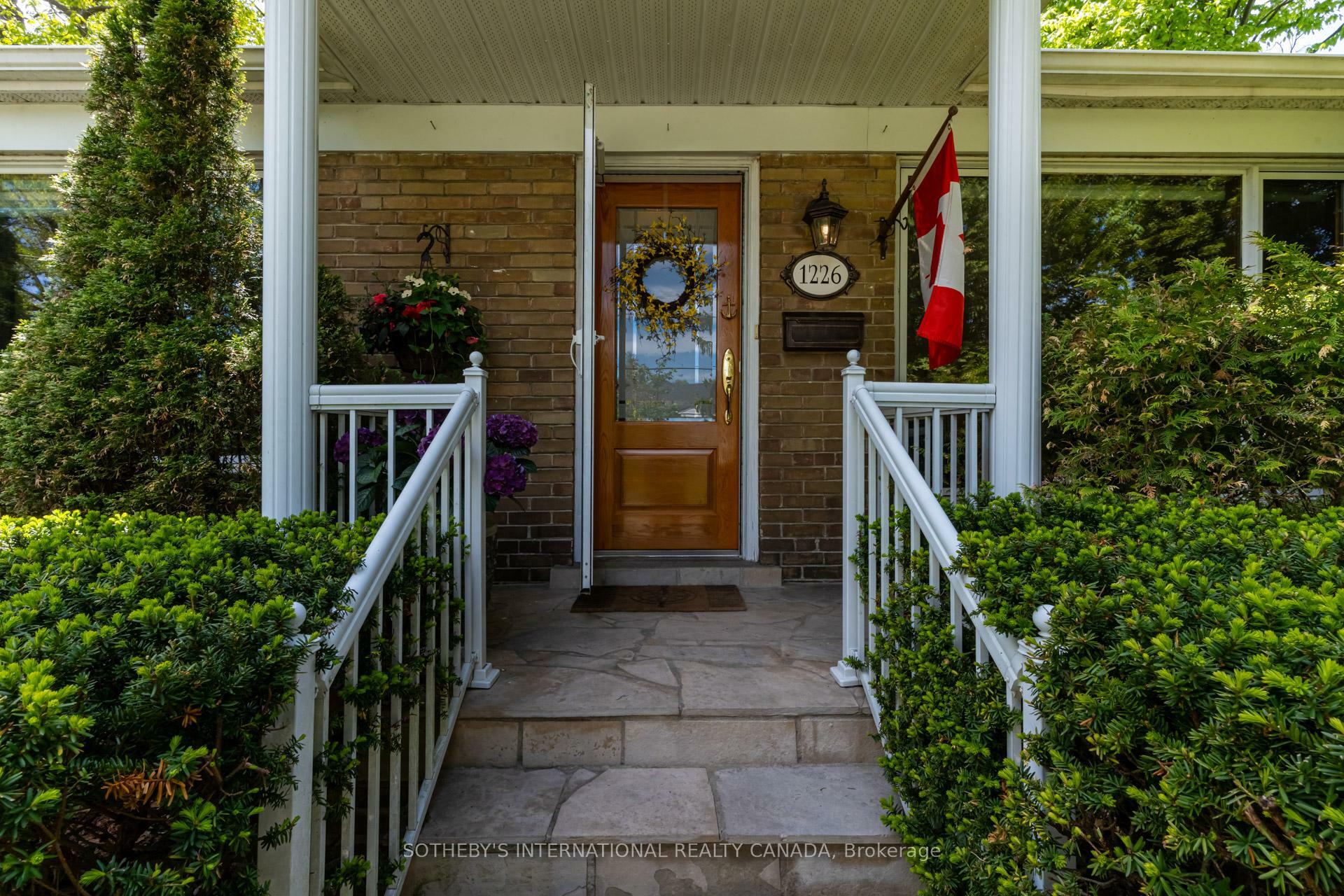 Property Photo: 1226 Crossfield Bend ON L5G 3P2