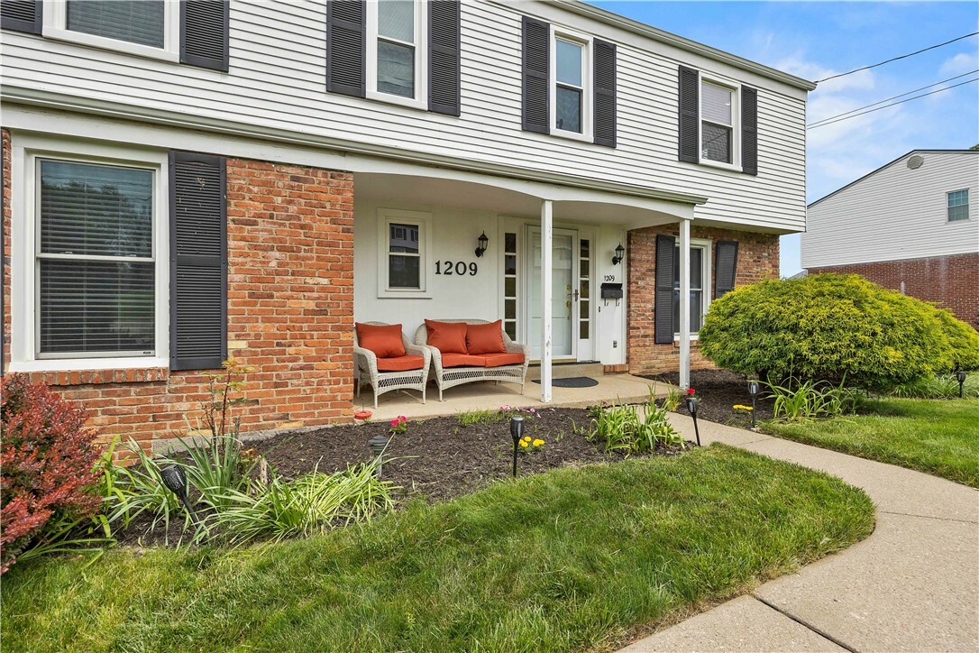Property Photo: 1209 Satellite Cir PA 15241