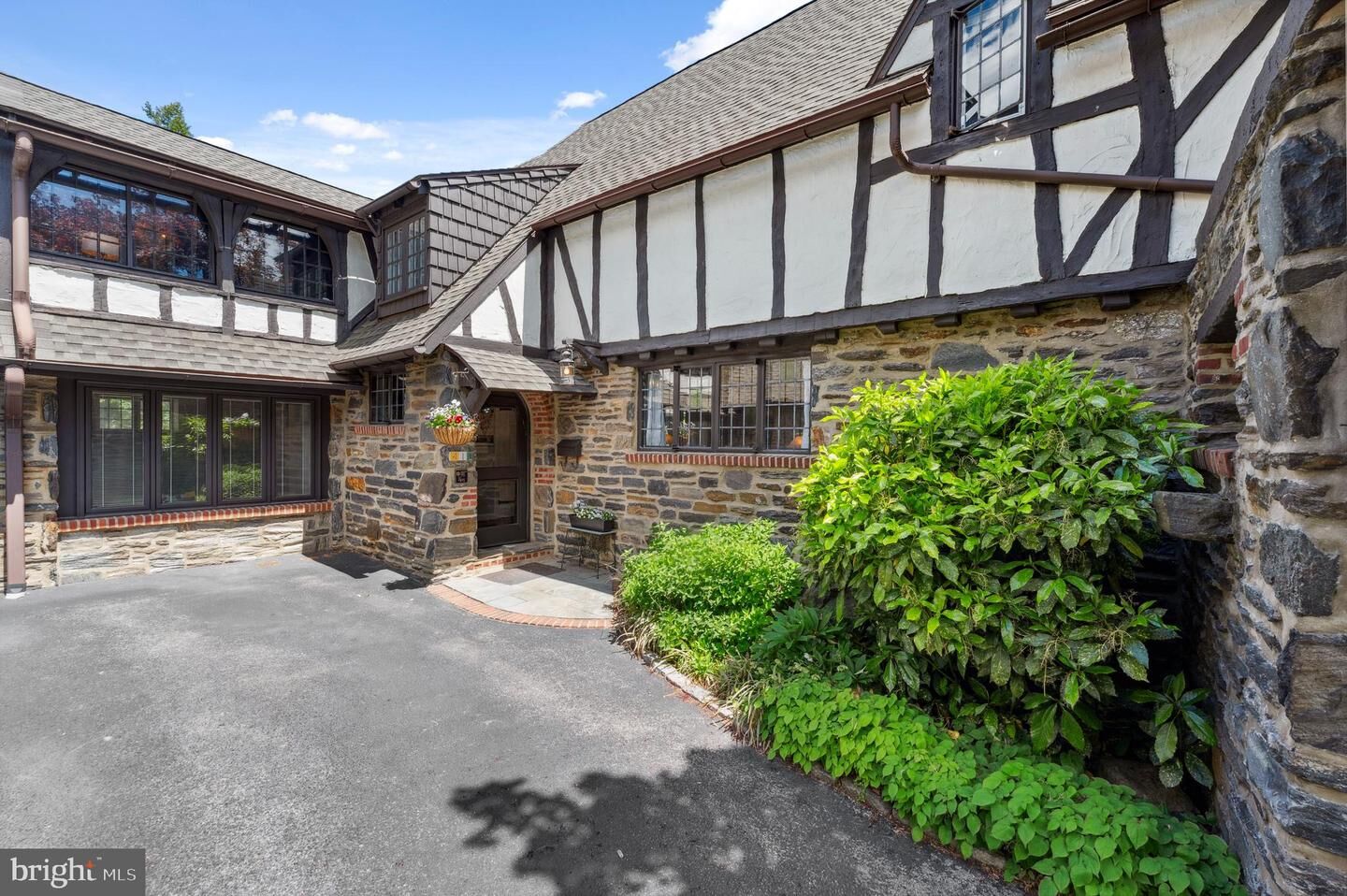 Property Photo:  410 Arthurs Round Table  PA 19096