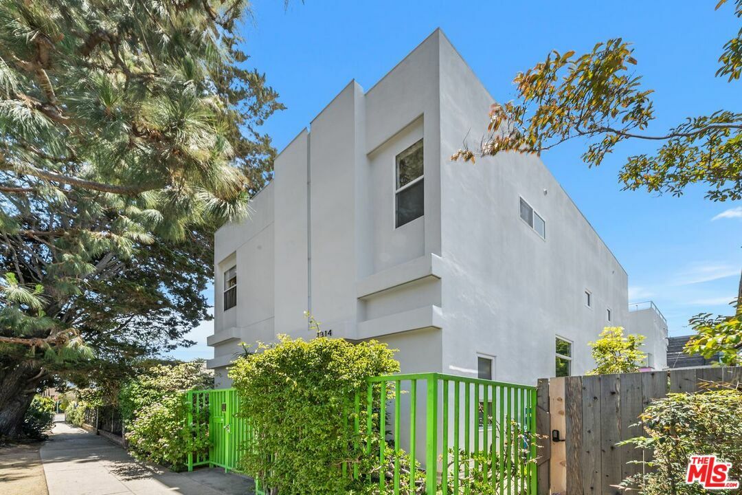 Property Photo: 1314 Cabrillo Ave CA 90291