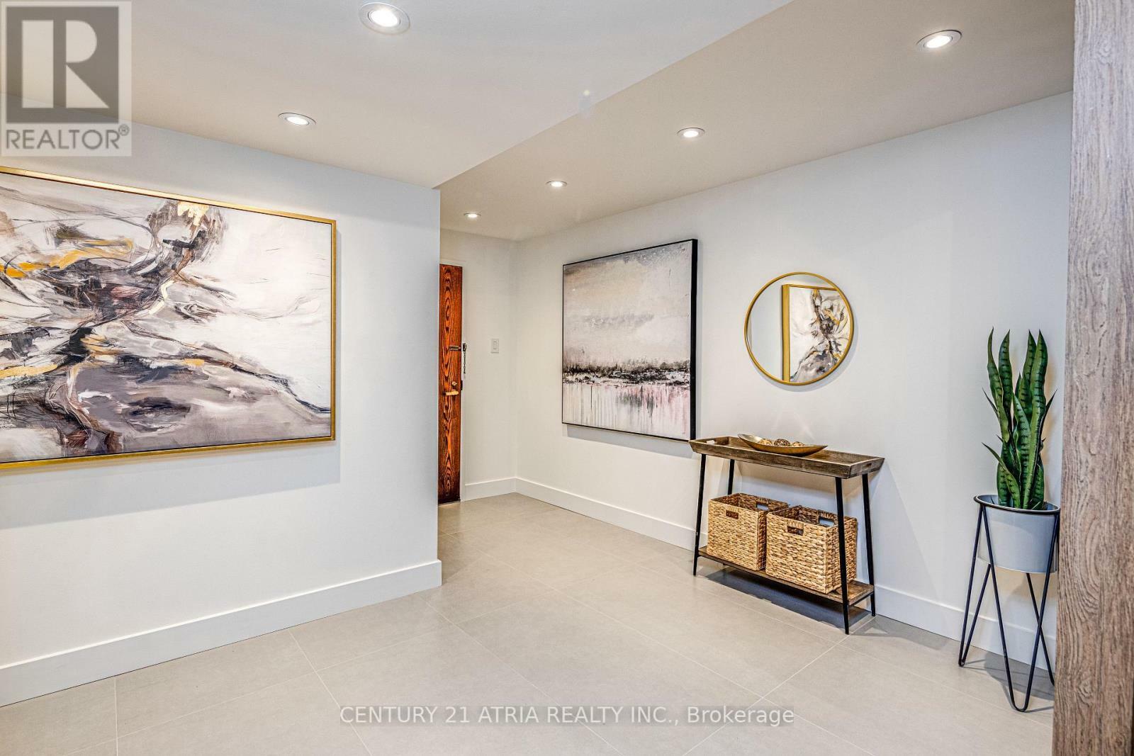 Property Photo: 65 Harbour Square 1401 ON M5J 2L4