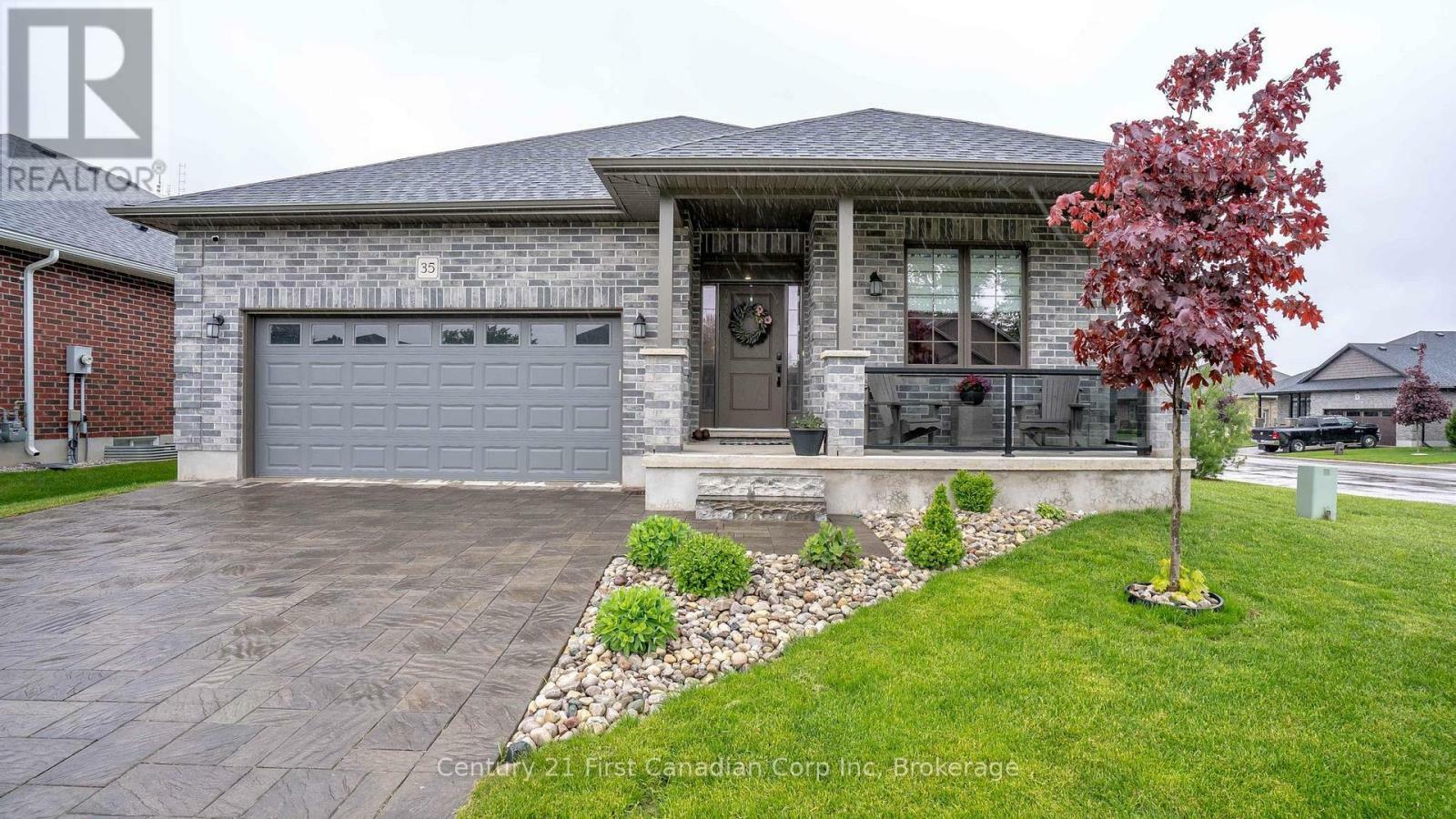 Property Photo: 121 Robin Ridge Drive 35 ON L0L 1B0