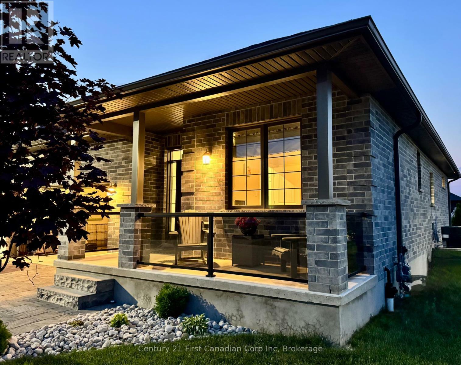 Property Photo: 121 Robin Ridge Drive 35 ON L0L 1B0