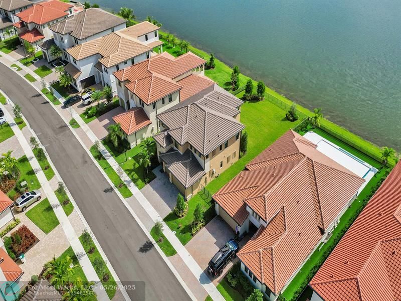 Property Photo: 9040 W Parkland Bay Trl FL 33076