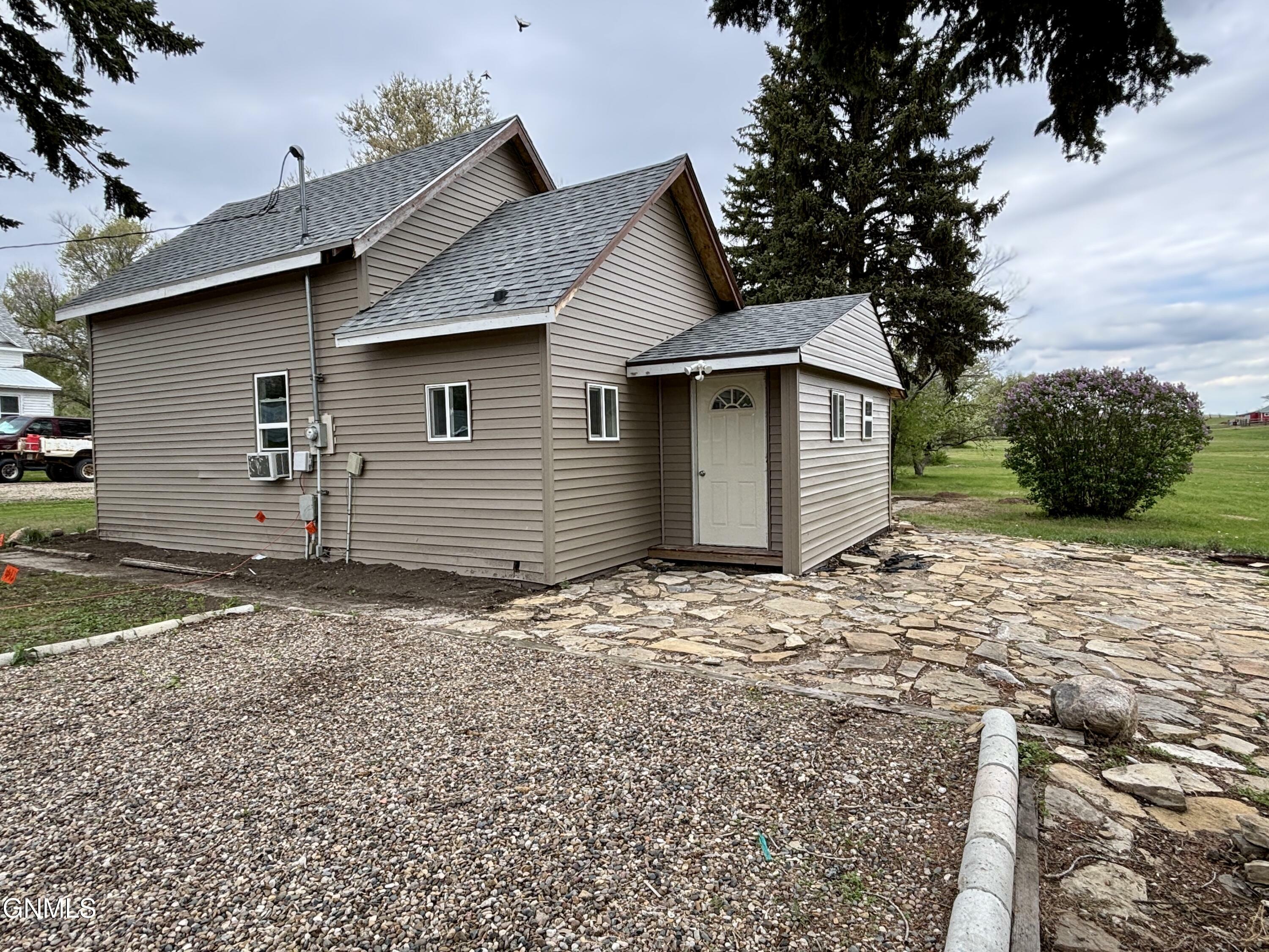 210 3rd Street NW  Golden Valley ND 58541 photo
