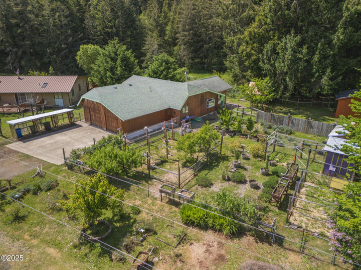 Property Photo: 824 SE Home Port Lane OR 97394