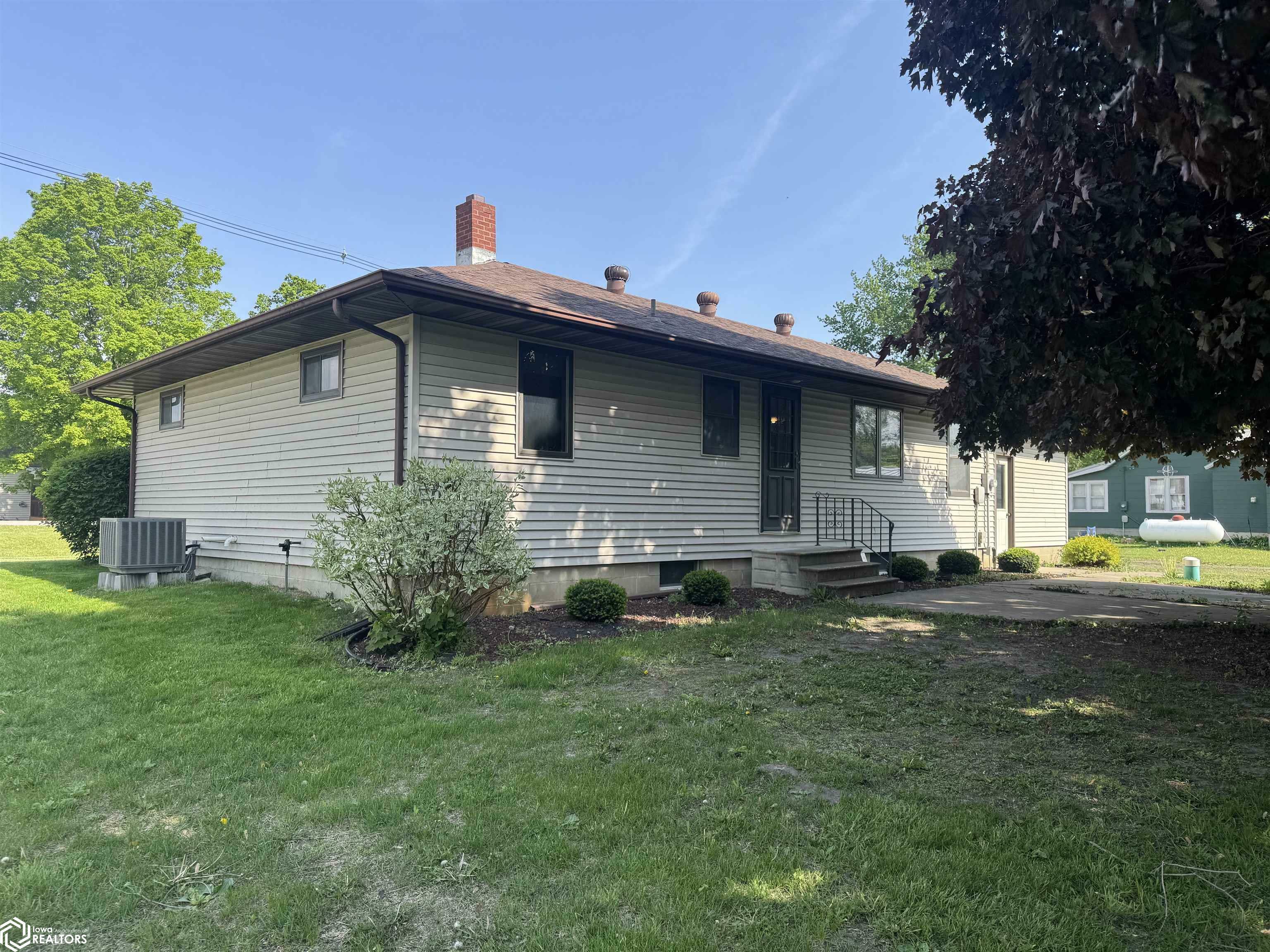 Property Photo:  302 1st Avenue  IA 50631 