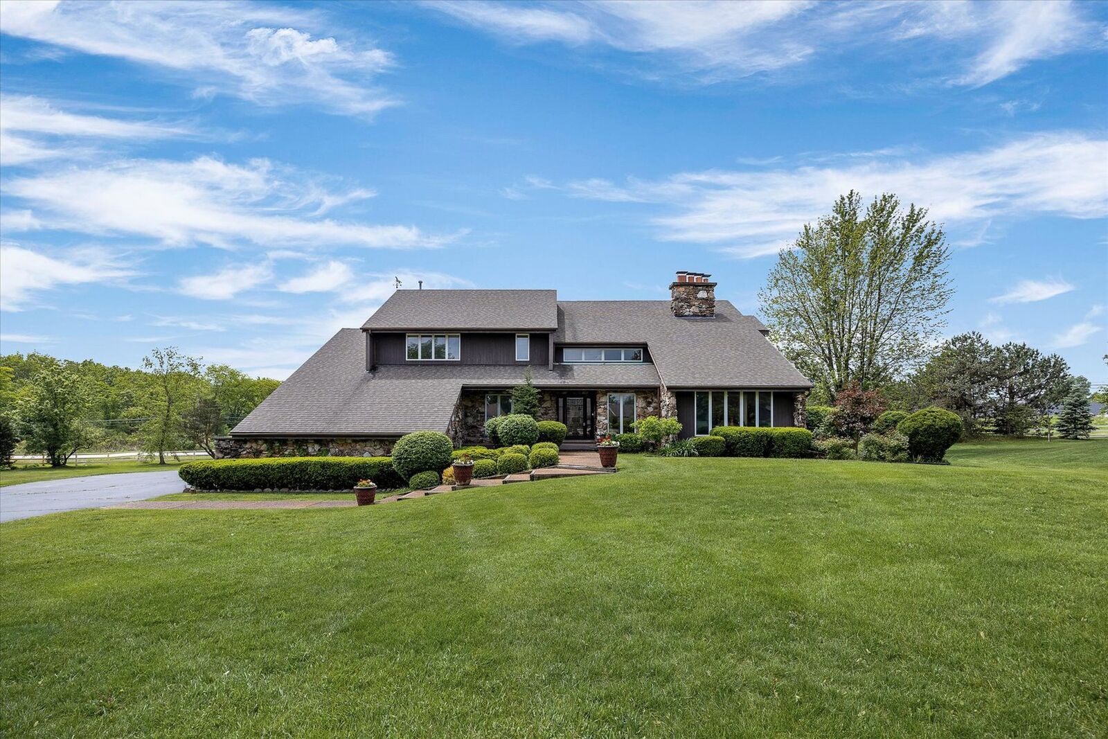 Property Photo: 7 Surrey Road IL 60439