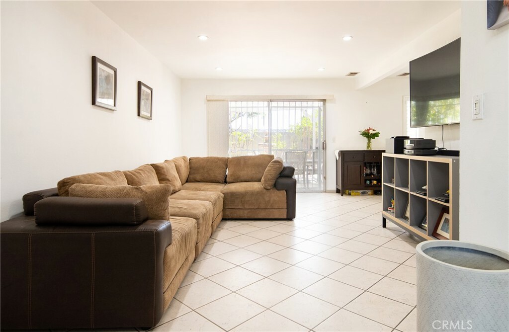 Property Photo:  900 E Sagebank Street  CA 90746 