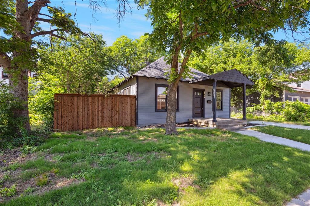Property Photo: 807 W Morphy Street TX 76104