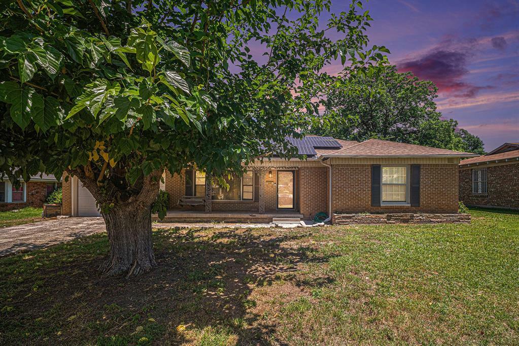 Property Photo: 2305 Nottingham Boulevard TX 76112