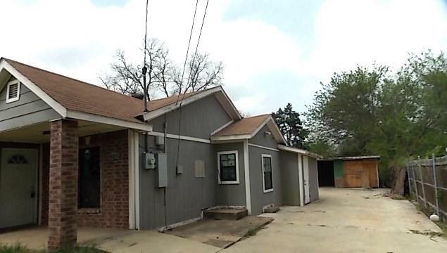 Property Photo: 4825 Fitzhugh Avenue TX 76105