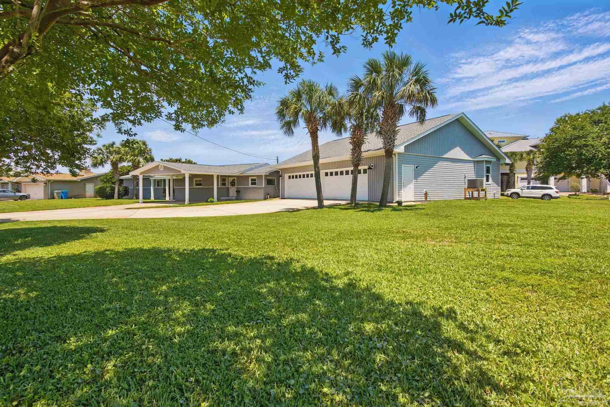 Property Photo: 1050 Edgewater Ln FL 32563