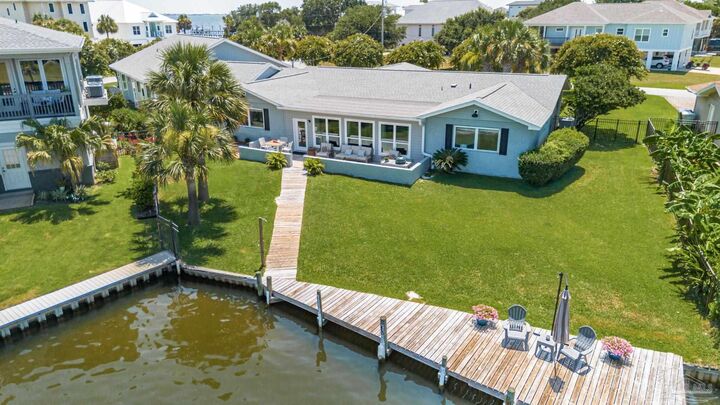 Property Photo:  1050 Edgewater Ln  FL 32563 