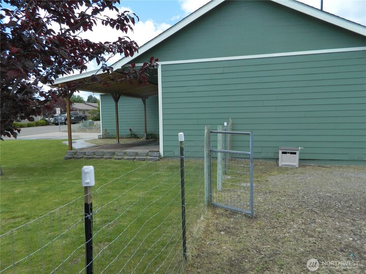 Property Photo:  607  Bramble Avenue  WA 98841 