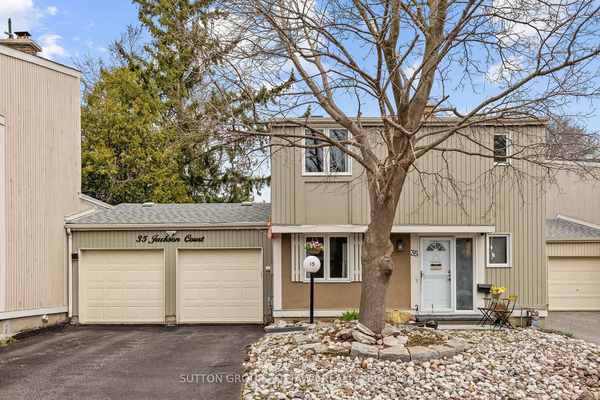 Property Photo: 35 Jackson Court ON K2K 1B6