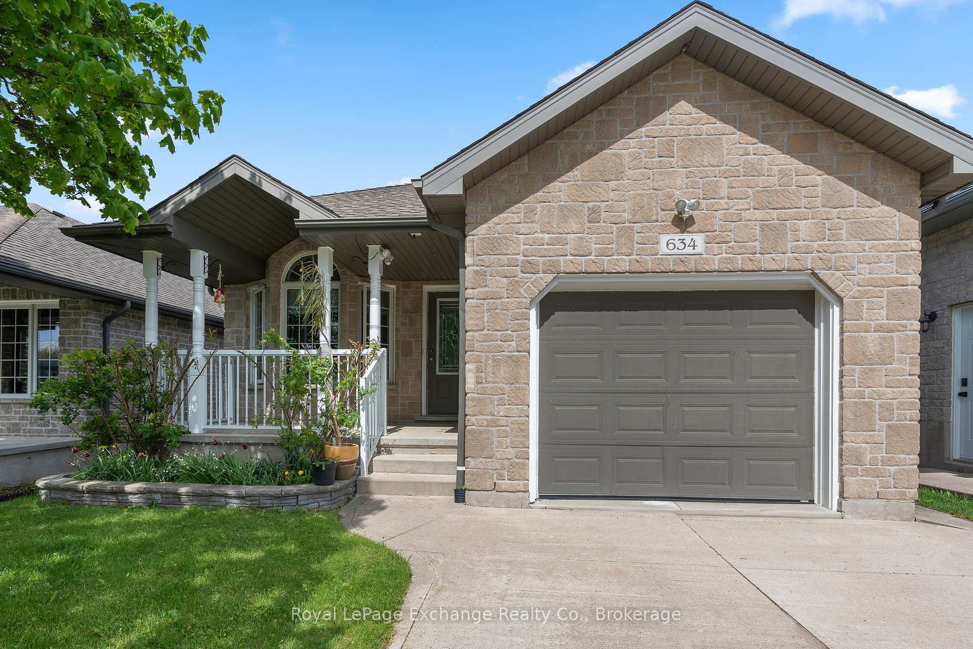 Property Photo:  634 Kennard Crescent  ON N2Z 1T4 