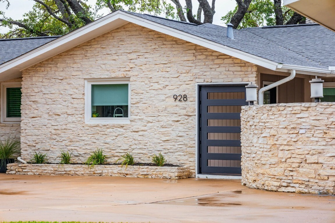 Property Photo:  928 Porpoise Street  TX 78734 