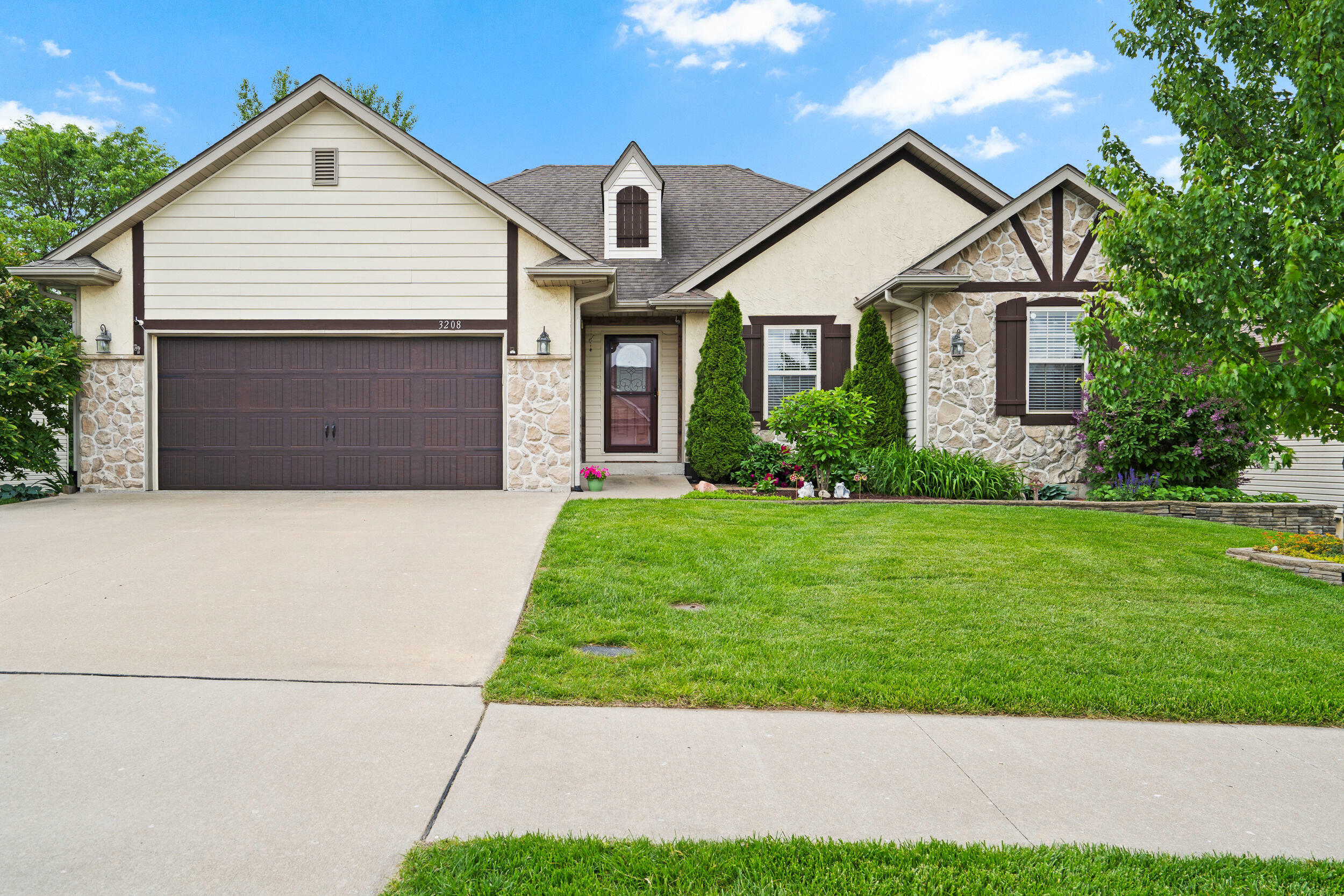Property Photo: 3208 Crabapple Ln MO 65203