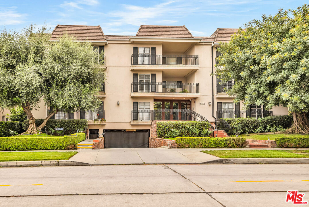 Property Photo: 15248 Dickens St CA 91403