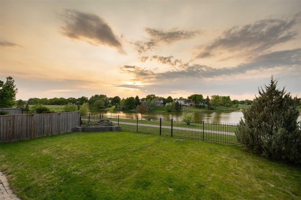 Property Photo: 59 Vadeboncoeur Drive MB R2N 4P9