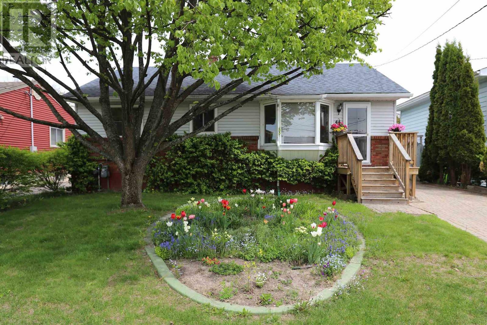 Photo de la propriété: 44 Angelina Ave ON P6A 4C6