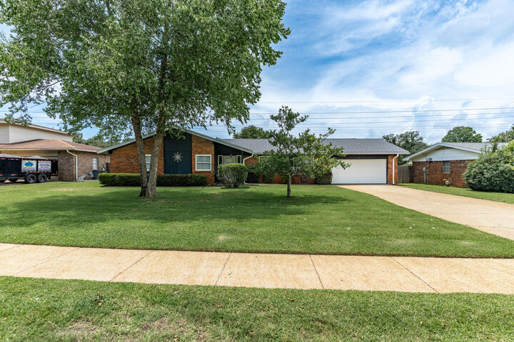 Property Photo: 310 NW Jonquil Avenue FL 32548