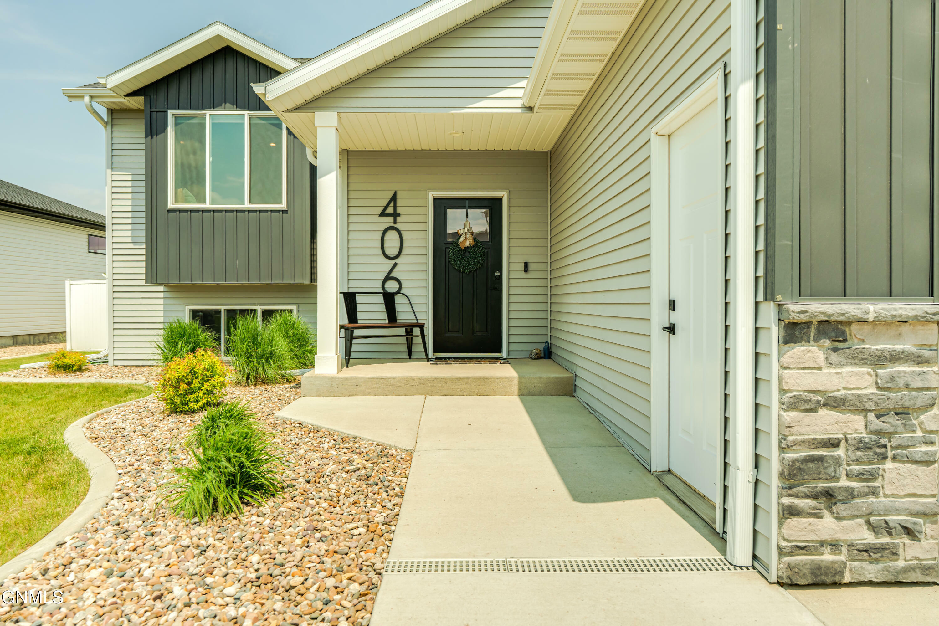 Property Photo:  406 Cobblestone Loop SW  ND 58554 