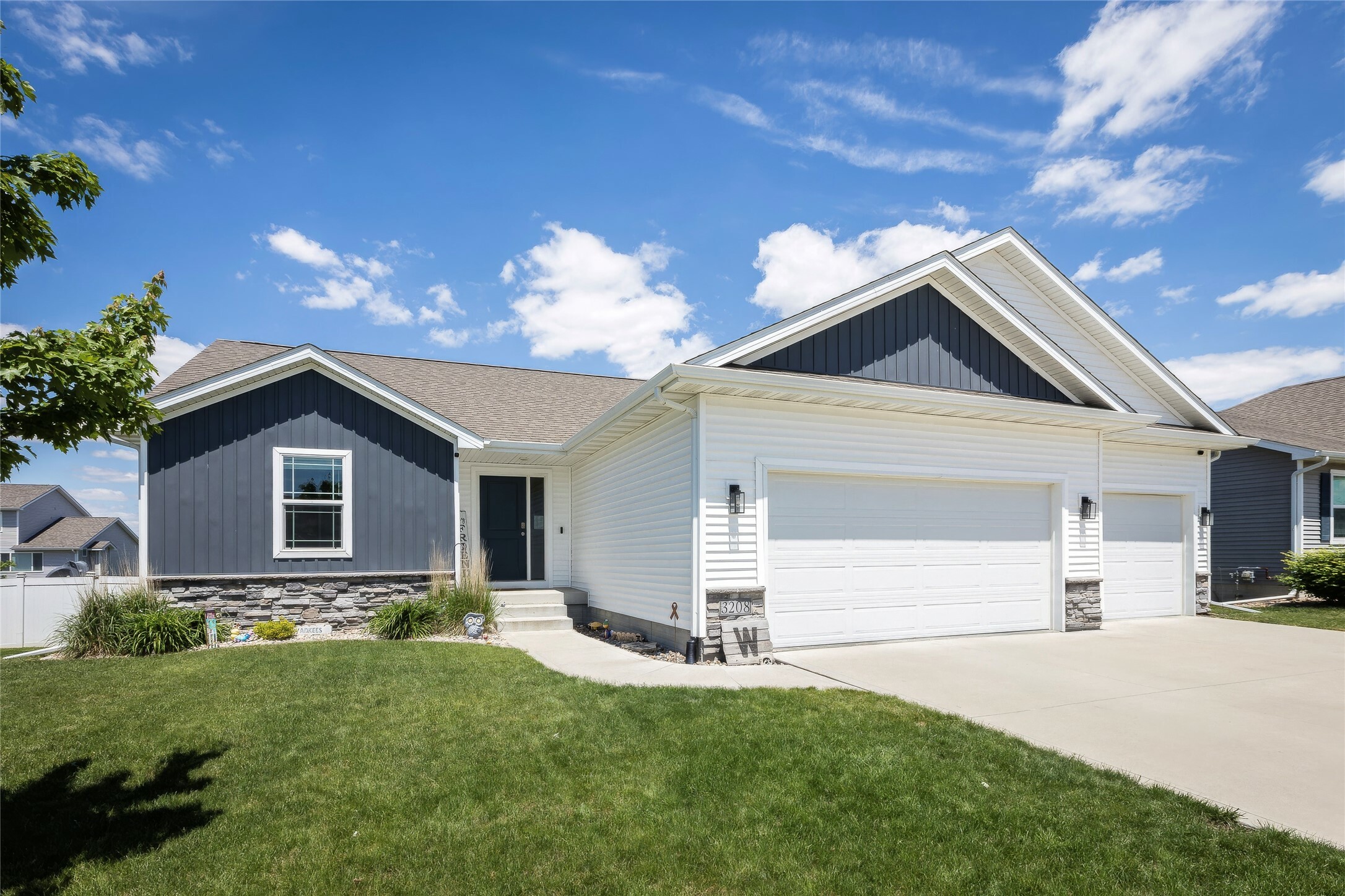 Property Photo: 3208 NW Reinhart Drive IA 50023