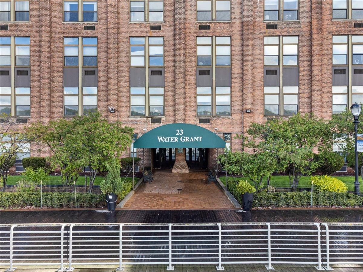 Property Photo:  23 Water Grant Street 4I  NY 10701 
