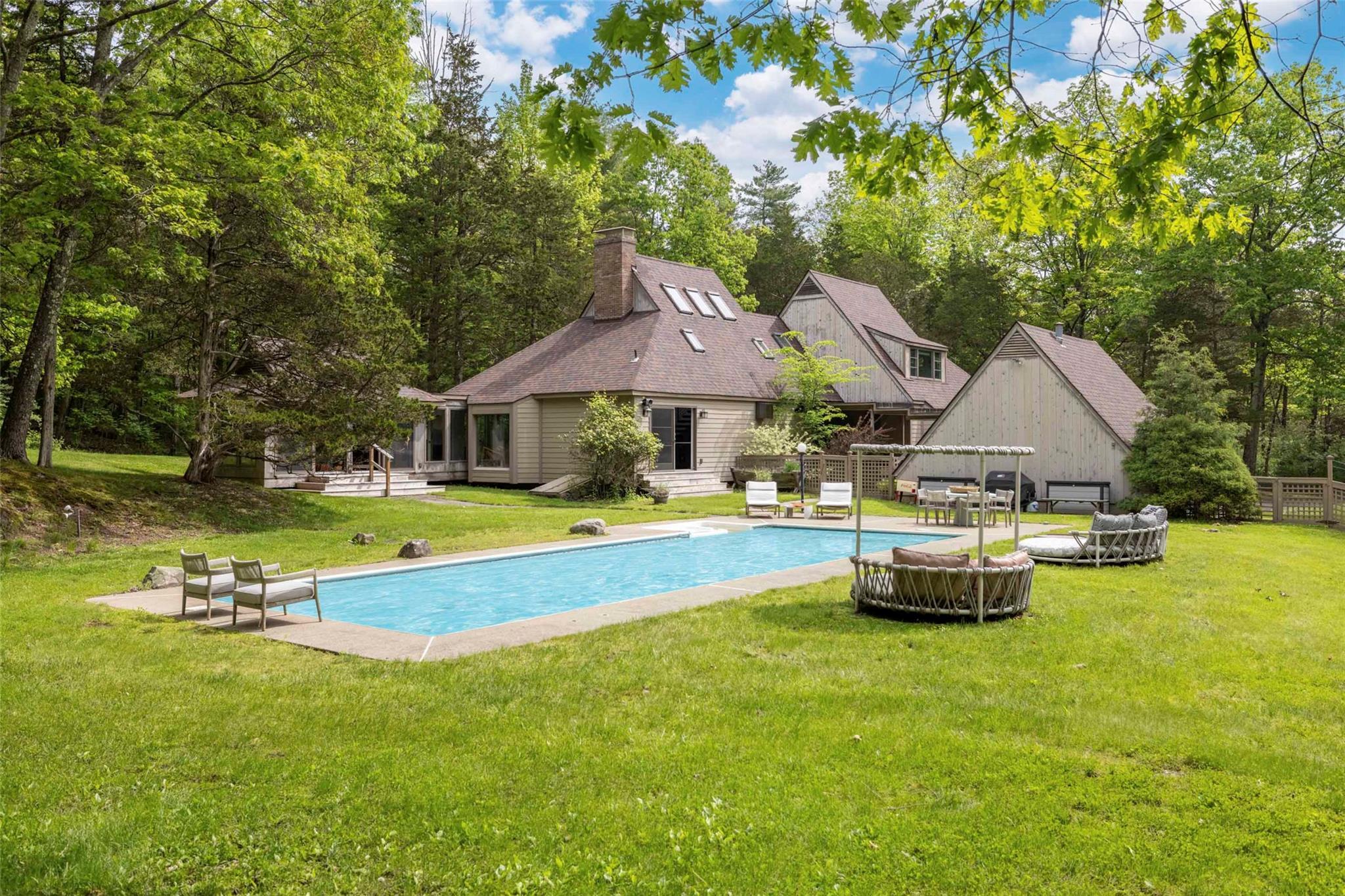 Property Photo:  