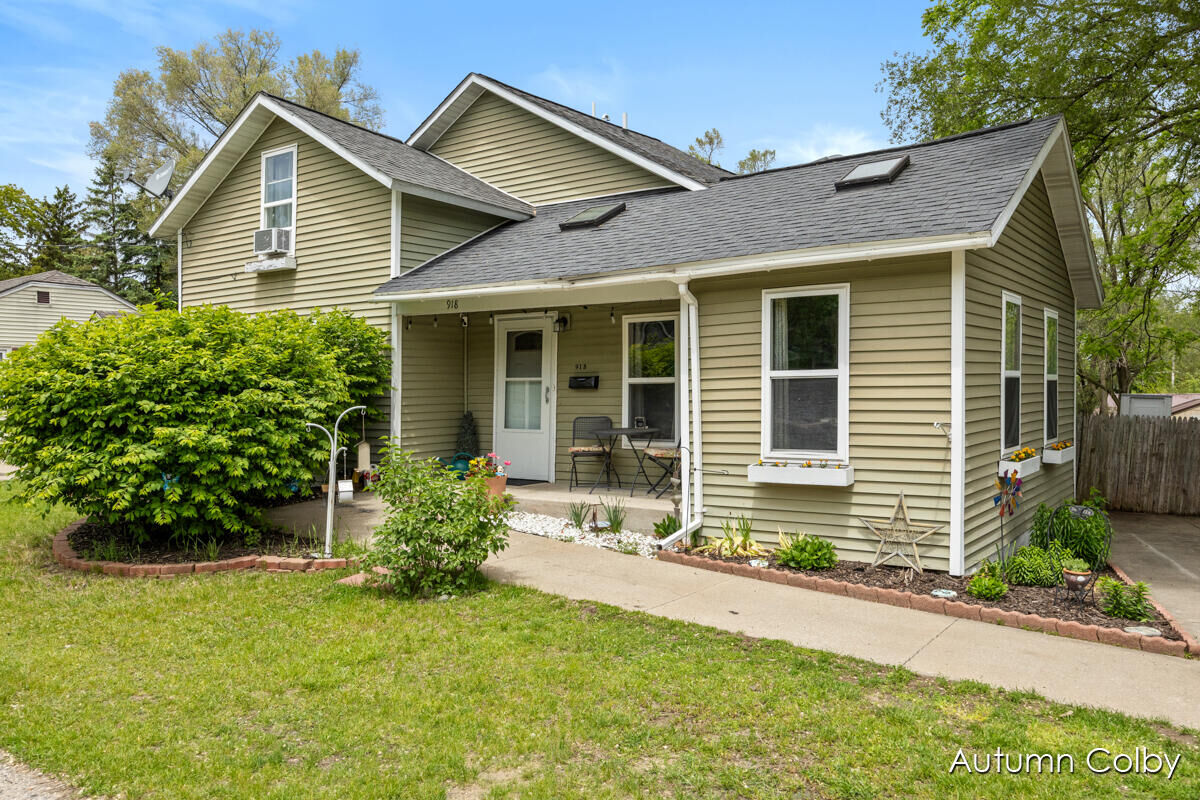 Property Photo:  918 W Grove Street  MI 48838 