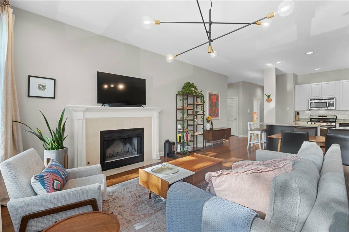 Property Photo: 3616 N Janssen Avenue 2N IL 60613