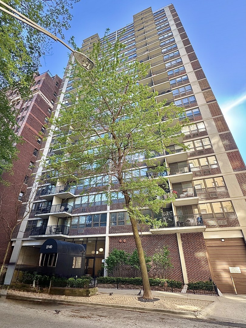 Property Photo: 2740 N Pine Grove Avenue 9B IL 60614