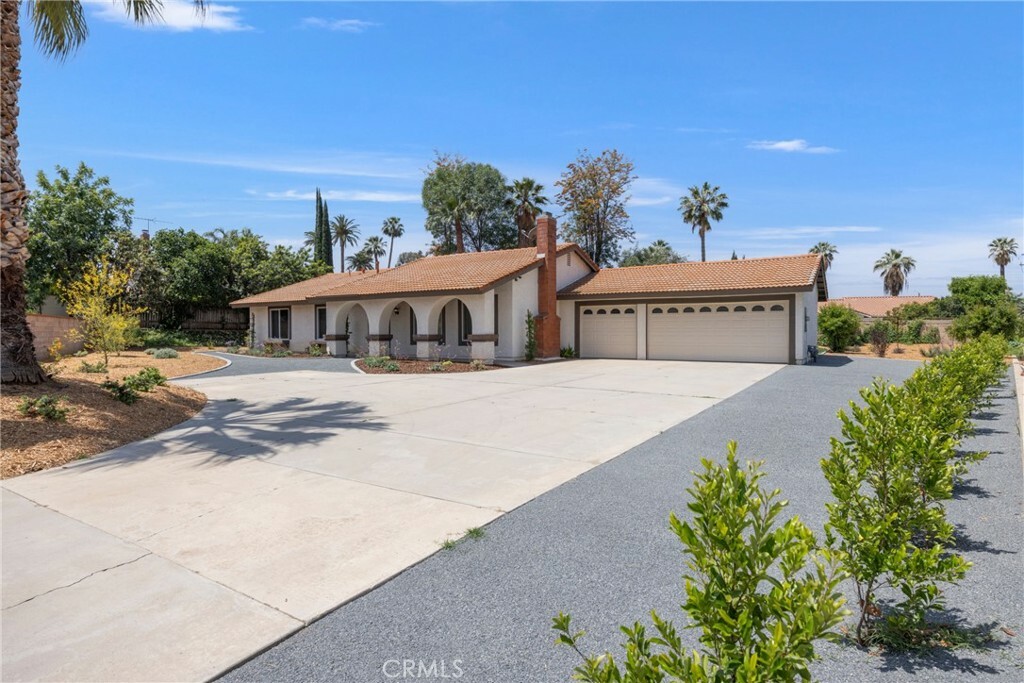 Property Photo:  114 Cascade Court  CA 92373 