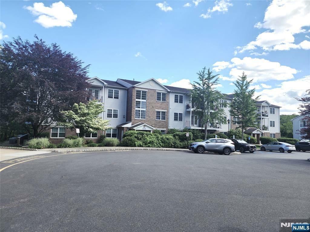 Property Photo:  42 Mountainview Court 42D  NJ 07457 