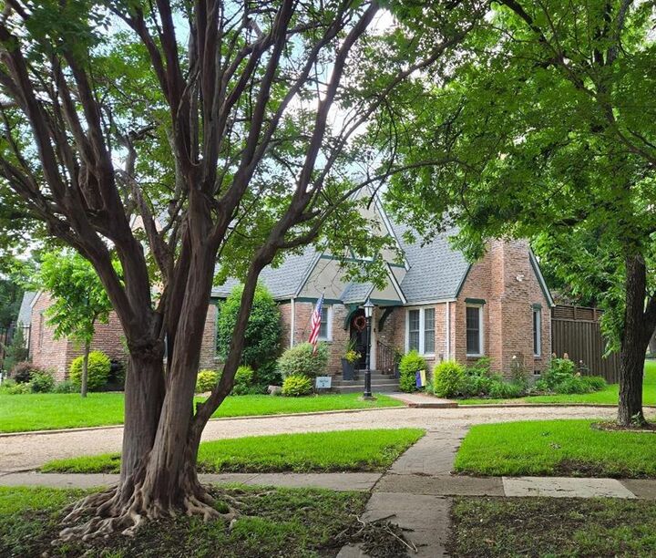 1215 N Oak Cliff Boulevard  Dallas TX 75208 photo