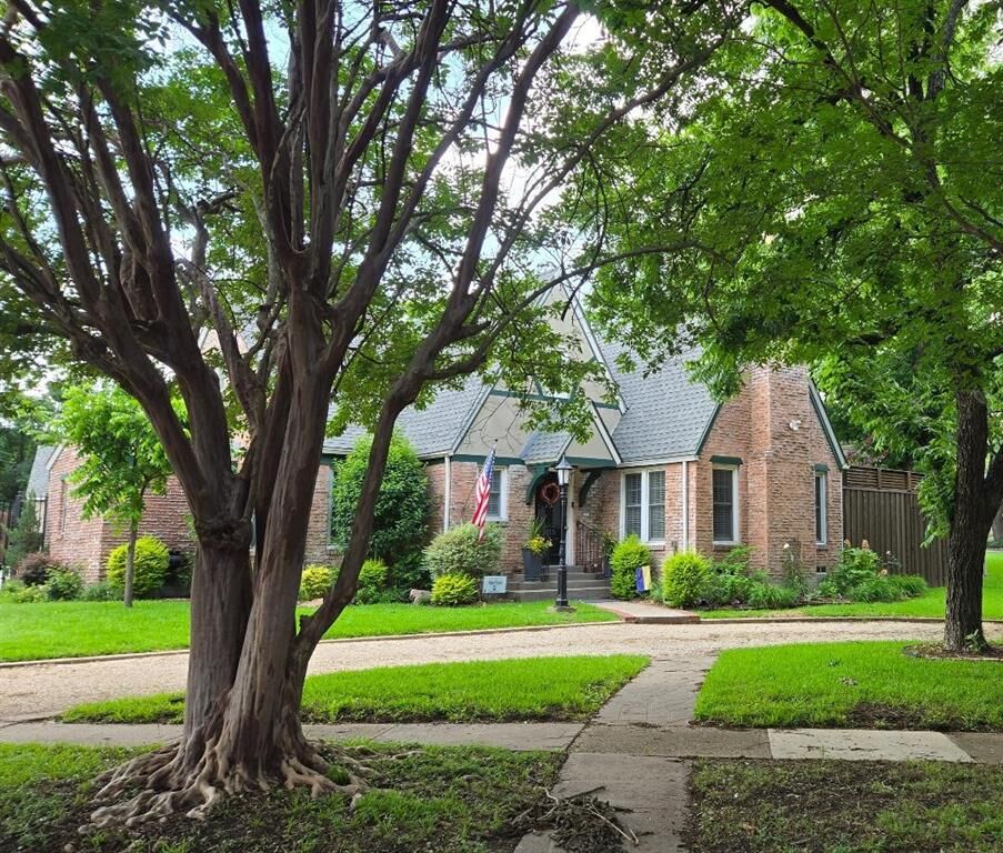 Property Photo:  1215 N Oak Cliff Boulevard  TX 75208 