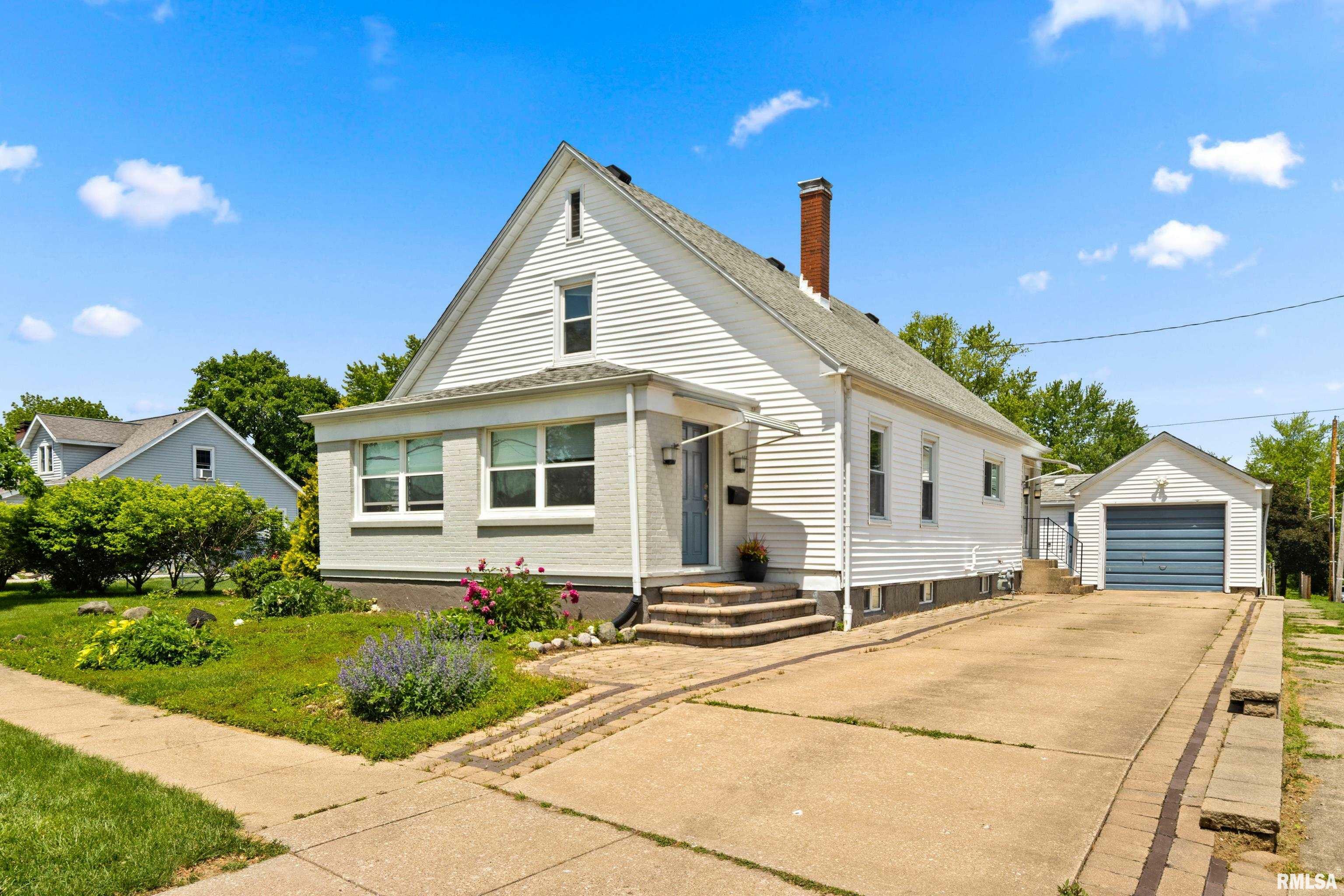 Property Photo: 411 E Jefferson Street IL 61571