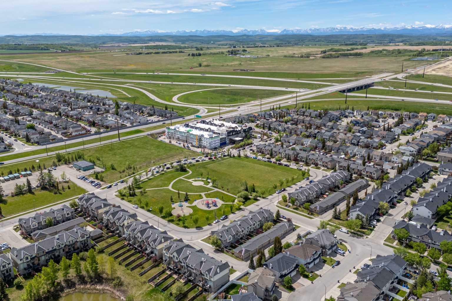 Property Photo: 90 Everridge Common SW AB T2Y 5H1