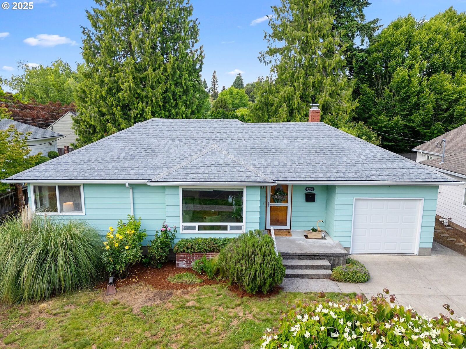 Property Photo:  4209 SE Lambert St  OR 97206 