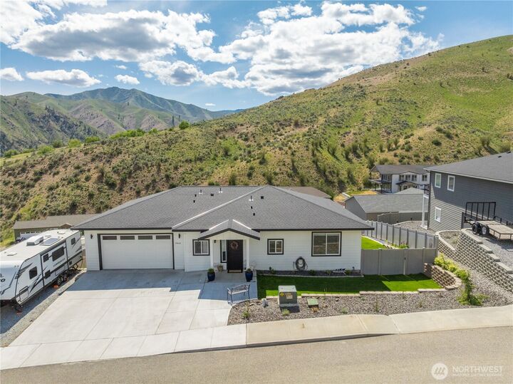 Property Photo: 9968 Griffith Place WA 98822
