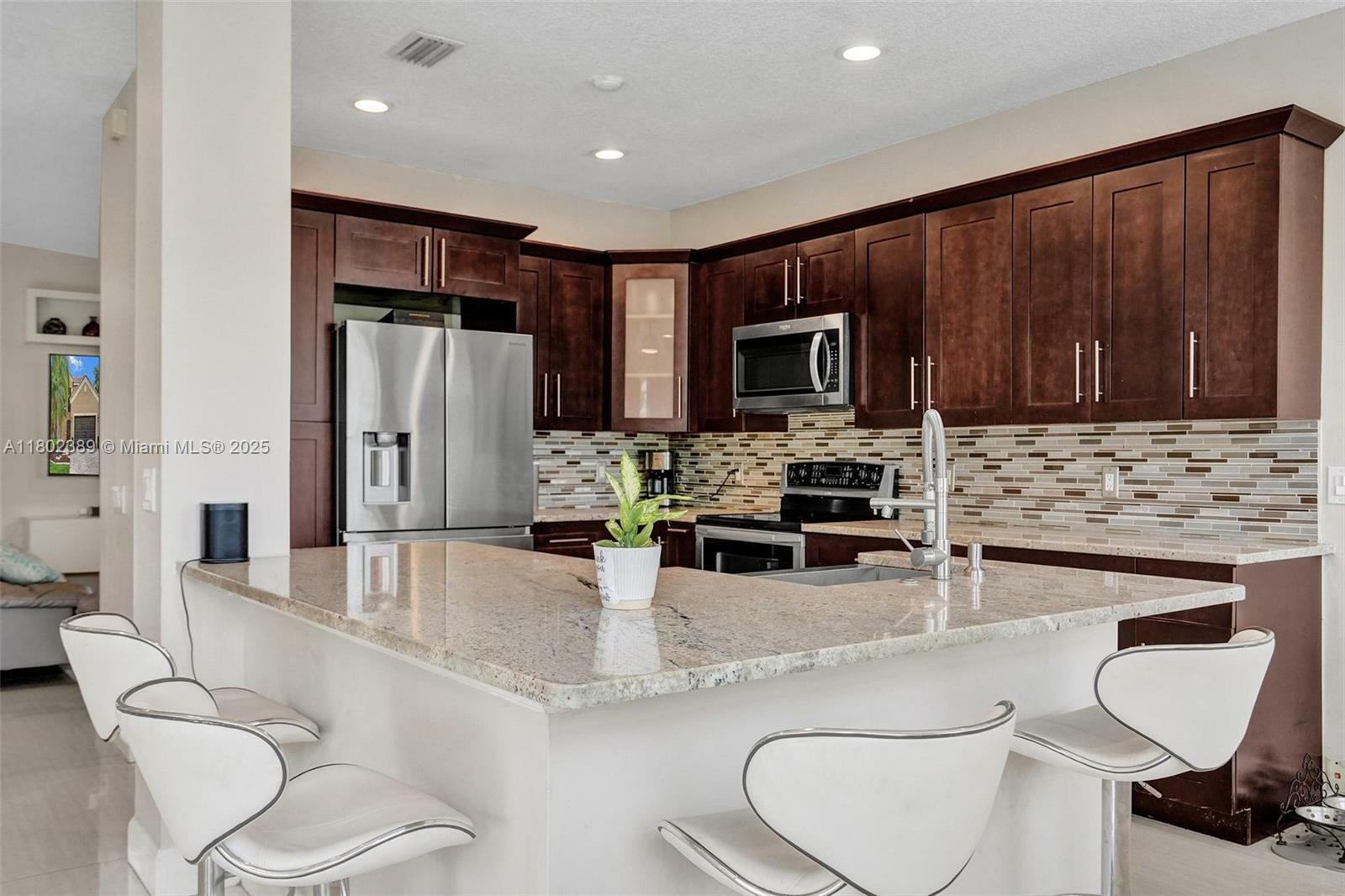 Property Photo: 1070 Briar Ridge Rd FL 33327