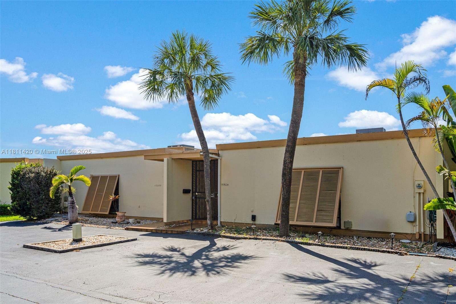 Property Photo: 15504 Sharpecroft Dr FL 33014