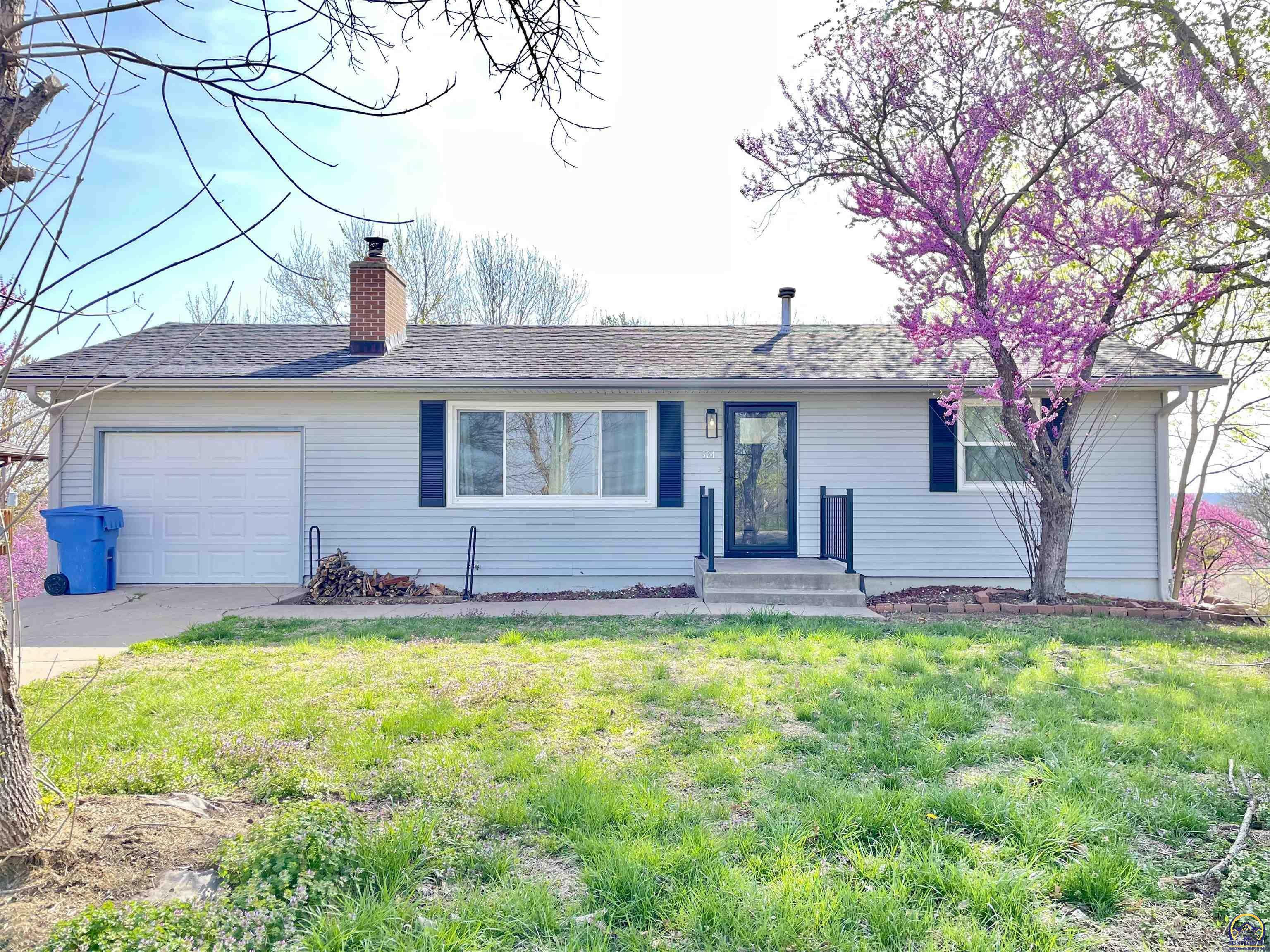 Property Photo: 524 Sioux Dr KS 66070