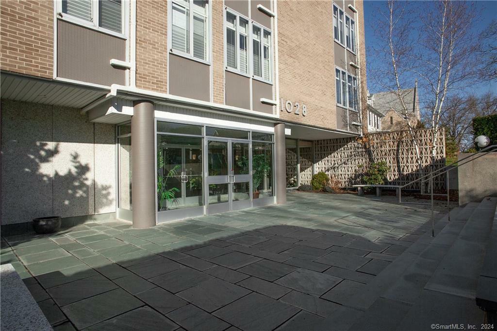 Property Photo:  1028 Farmington Avenue Apt 1G  CT 06107 