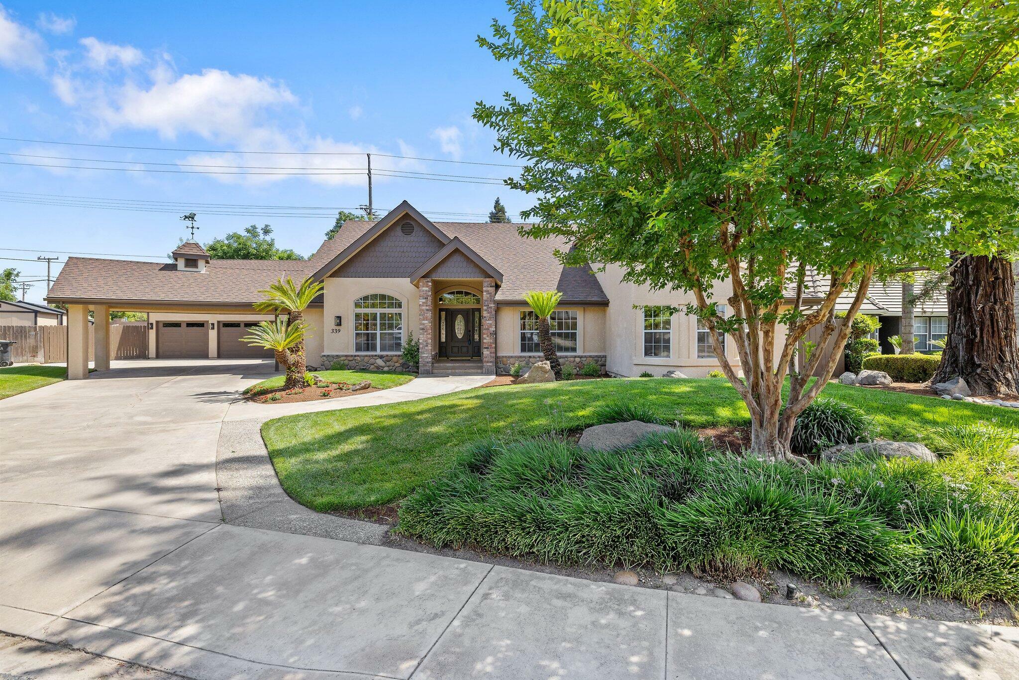 Property Photo: 339 E Oak View Avenue CA 93277